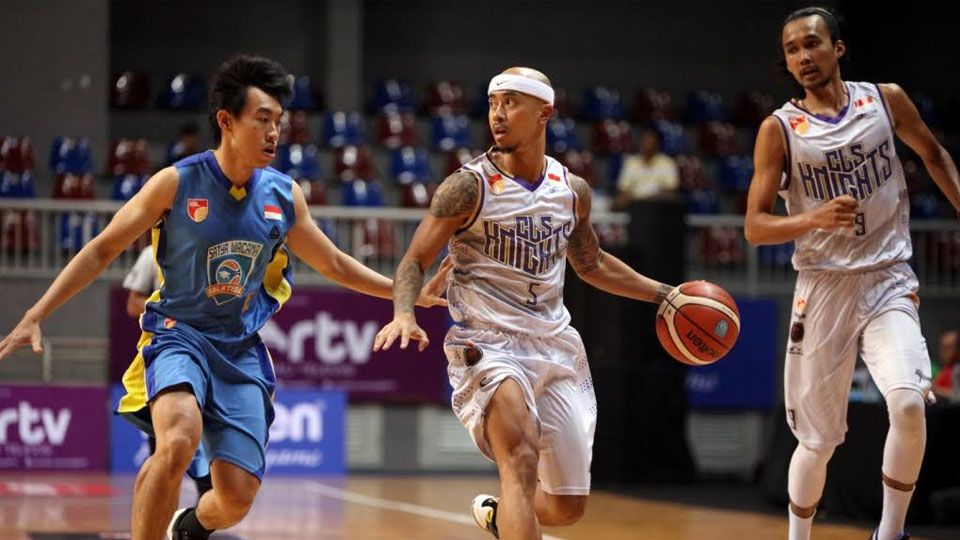 Shooter andalan Satya Wacana (jersey biru), Andre Adriano, tidak perlu menjalani operasi meski sempat mengalami cedera saat bertanding di turnamen basket Piala Raja Jogja 2019. Copyright: © IBL